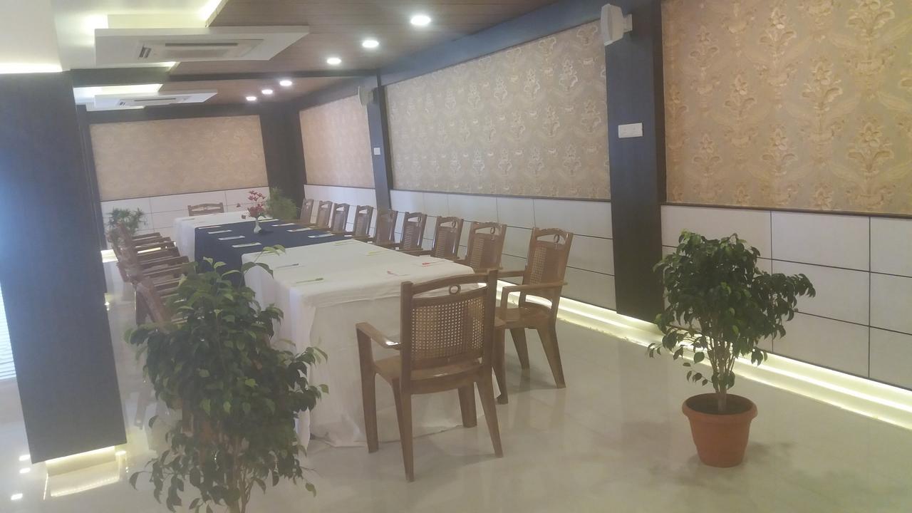 Kr Residency Hotel Kānādukāttān Buitenkant foto